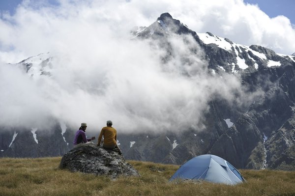 Quels sont les conseils pour camper en région de savane pendant la saison des pluies?